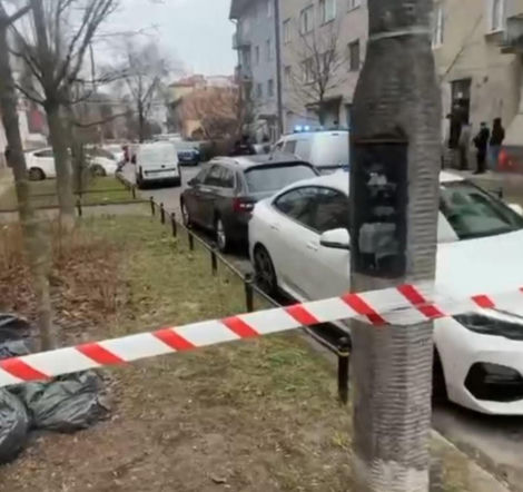 Oblężenie mieszkania w Warszawie. 30-latkowie zabarykadowali się z emerytką. Na miejscu negocjatorzy