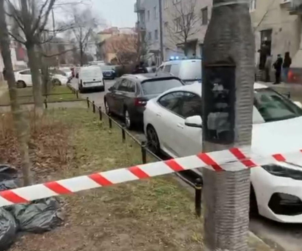 Zabarykadowali się z seniorką w mieszkaniu na Pradze-Południe. Konieczne były negocjacje