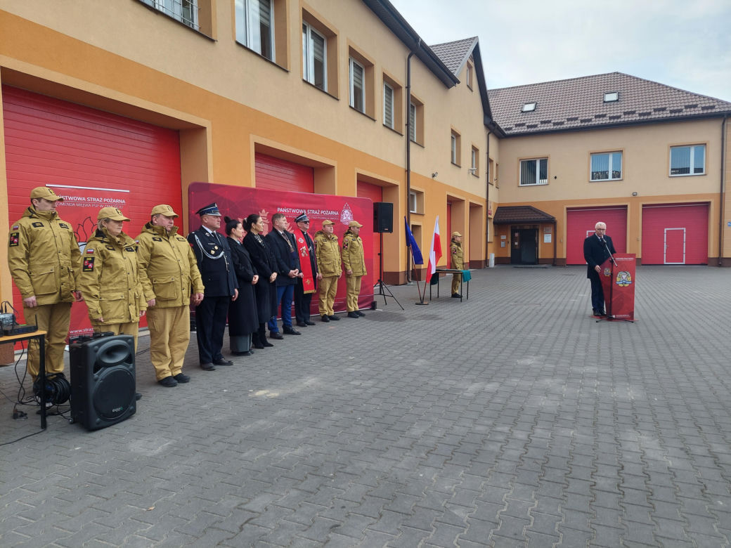 Przekazanie sprzętu strażakom