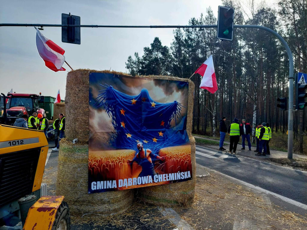 Totalna blokada DK 80 pod Bydgoszczą. Duże utrudnienia dla kierowców. Rolnicy ustawili barykadę, palą drewno, organizują pogrzeb [ZDJĘCIA]
