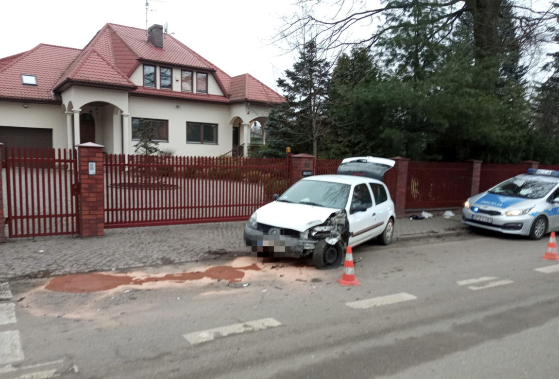 Dramat na Białołęce. Wiozła dzieci, roztrzaskała się na słupie