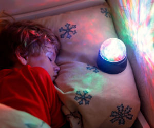 Wiele dzieci śpi przy włączonym świetle. To może utrudniać zasypianie