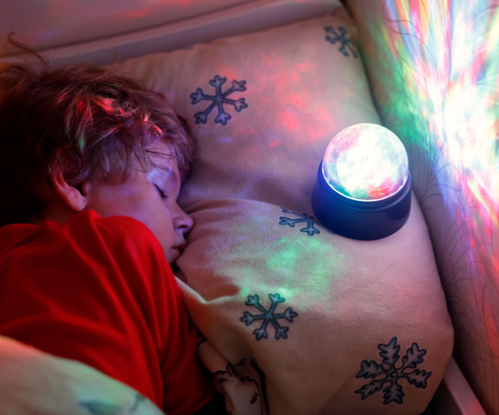 Wiele dzieci śpi przy włączonym świetle. To może utrudniać zasypianie