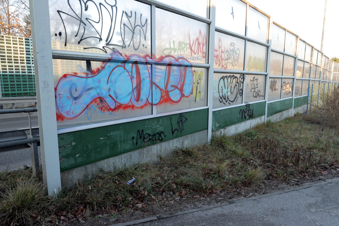 Nikt nie chce zmyć graffiti z wiaduktu. Urzędniczy ping pong na Choszczówce