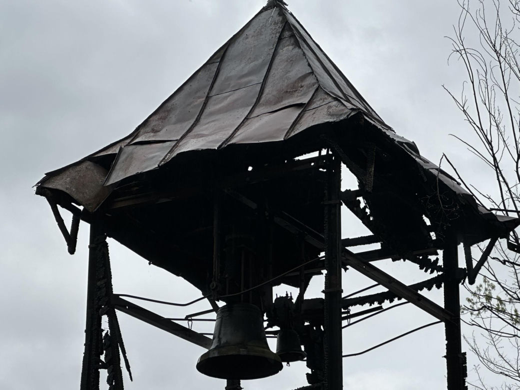 Ktoś podpalił zabytkową drewnianą mającą 208 lat dzwonnicę