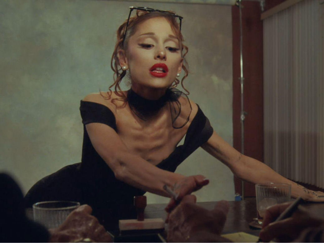 Ariana Grande w teledysku do "petal"