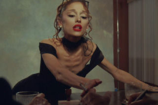 Ariana Grande w teledysku do petal