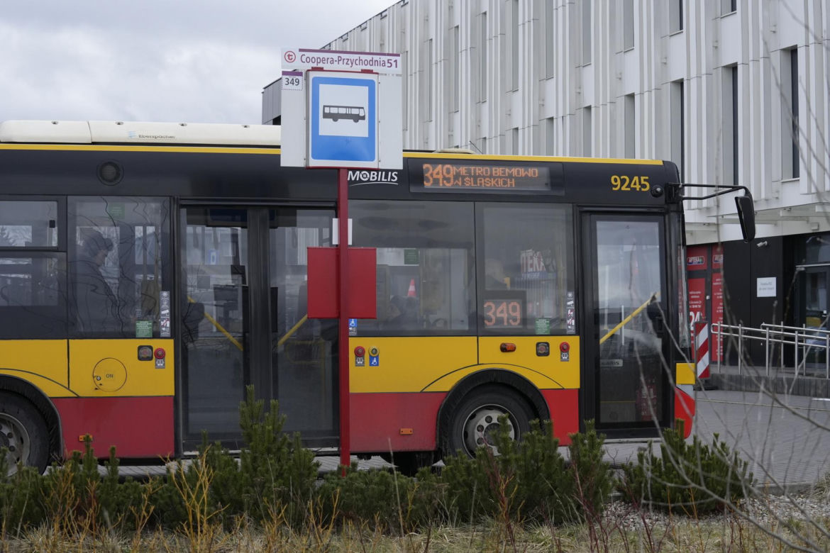 Autobus już może zakręcić. Koniec groteski przed przychodnią na Bemowie