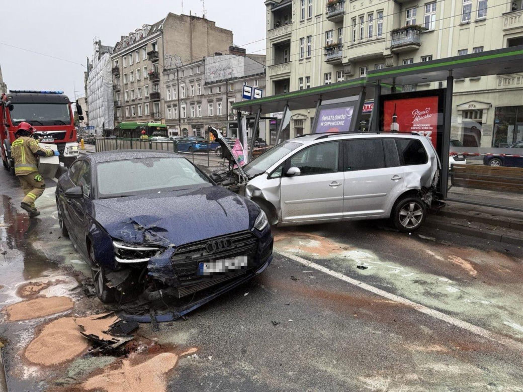 Chwile grozy na przystanku w Poznaniu. Samochód wjechał w wiatę, ludzie byli tuż obok