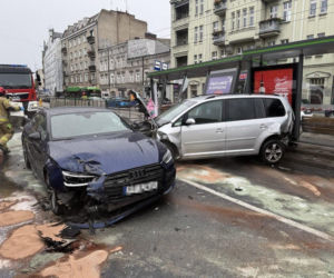 Chwile grozy na przystanku w Poznaniu. Samochód wjechał w wiatę, ludzie byli tuż obok