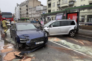 Chwile grozy na przystanku w Poznaniu. Samochód wjechał w wiatę, ludzie byli tuż obok