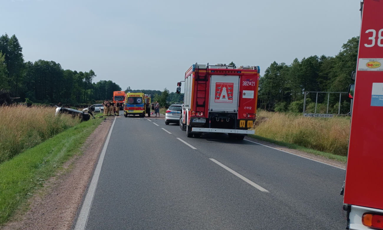 Roztrzaskali się na drodze. Dramatyczny wypadek, strażacy wycinali ludzi z wraków