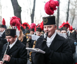 Barbórka 2025. Pobudka górnicza na Nikiszowcu w wykonaniu Orkiestry Wieczorek