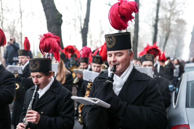 Barbórka 2025. Pobudka górnicza na Nikiszowcu w wykonaniu Orkiestry Wieczorek