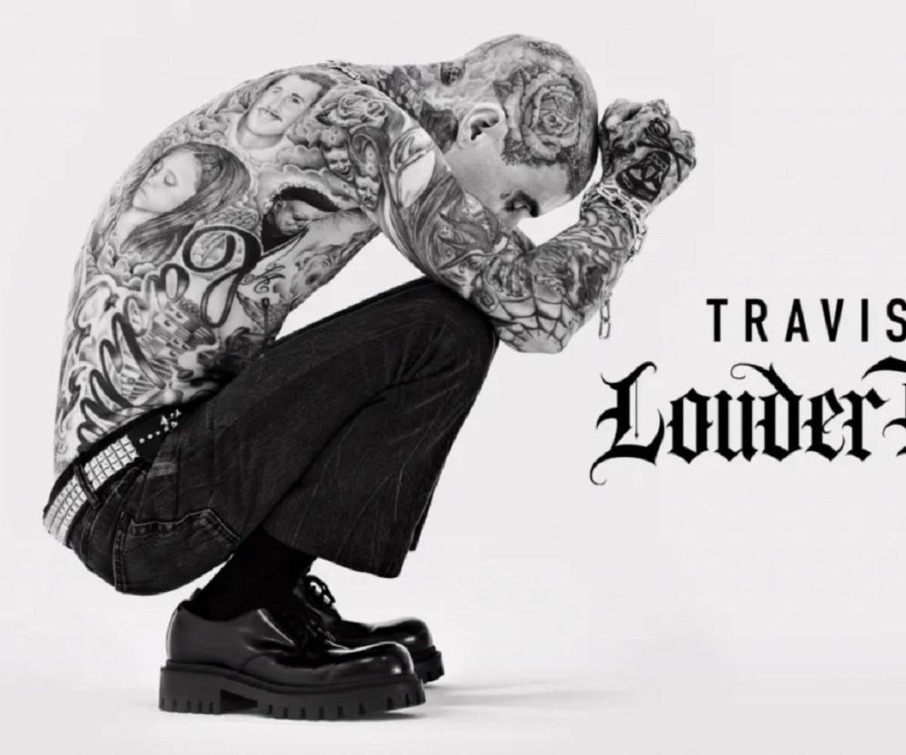 Wytatuowany Travis Barker kuca w zamyśleniu. O filmie „Zagłuszyć strach” przeczytasz na EskaRock.