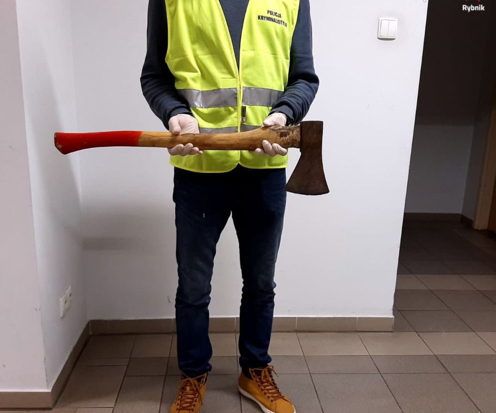 Próbował zabić policjantów? Rzucił się na nich z siekierą