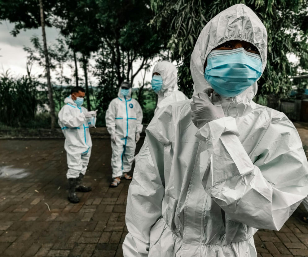 Osoby w białych kombinezonach ochronnych i maskach. O epidemii eboli i chorym małżeństwie przeczytasz w Eska.