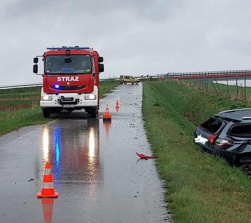 Groźny wypadek pod Tarnowem. Osobówka wypadła z drogi i wylądowała w rowie