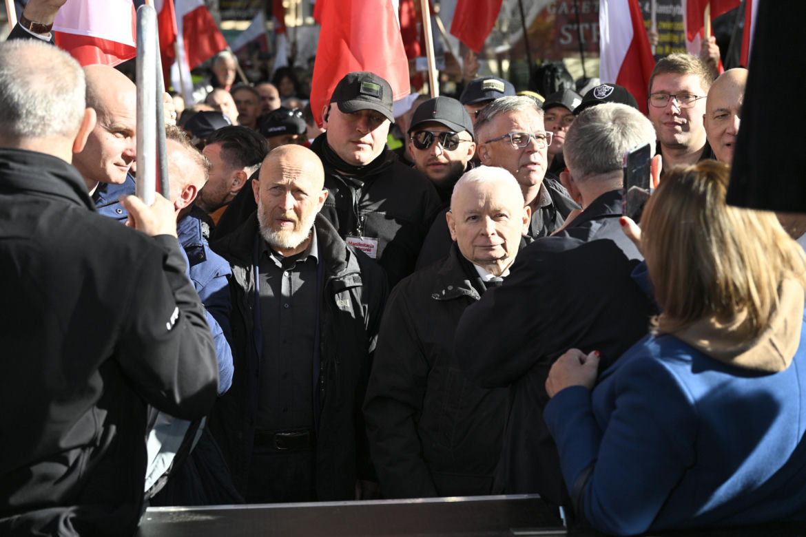 Jarosław Kaczyński w trakcie protestu przed Trybunałem Konstytucyjnym