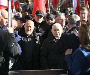 Jarosław Kaczyński w trakcie protestu przed Trybunałem Konstytucyjnym
