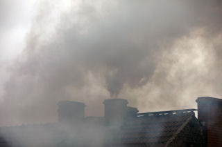 Nawet pięć tysięcy kary za palenie śmieciami! Sprawdź, zanim wrzucisz do pieca odpady