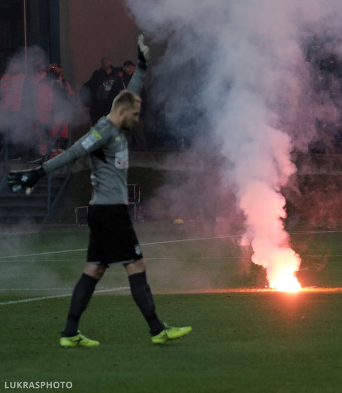 Dziury wypalone w murawie, powyrywane krzesełka, zdewastowane łazienki: Stadion Wisły po meczu z Sandecją [ZDJĘCIA, AUDIO, WIDEO]