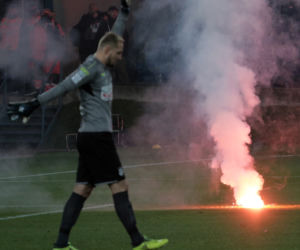 Dziury wypalone w murawie, powyrywane krzesełka, zdewastowane łazienki: Stadion Wisły po meczu z Sandecją [ZDJĘCIA, AUDIO, WIDEO]