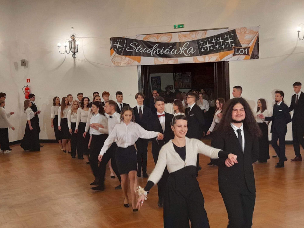 Studniówka I Liceum Ogólnokształcącego im. Adama Mickiewicza w Olsztynie [ZDJĘCIA]