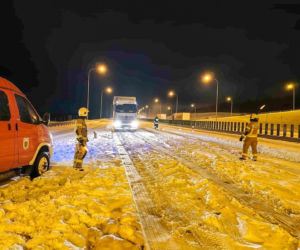 Ostróda w centrum śnieżycy. Burmistrz nocą ratował ludzi. Kierowcy nocowali w urzędzie