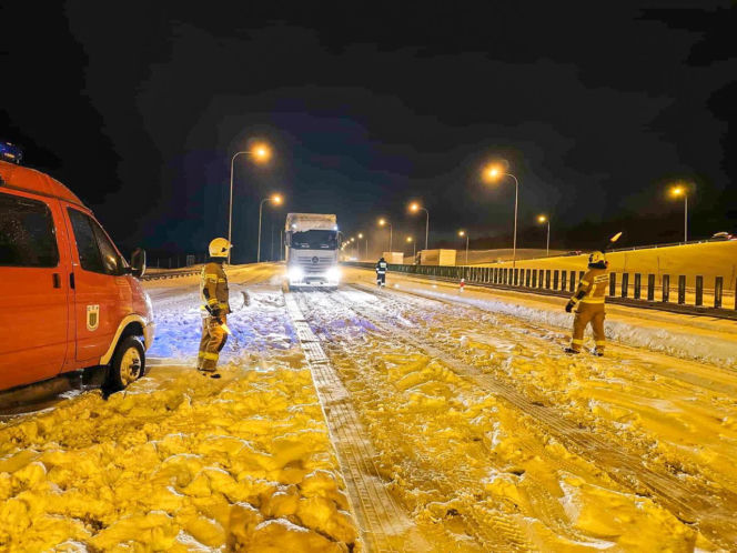 Ostróda w centrum śnieżycy. Burmistrz nocą ratował ludzi. Kierowcy nocowali w urzędzie