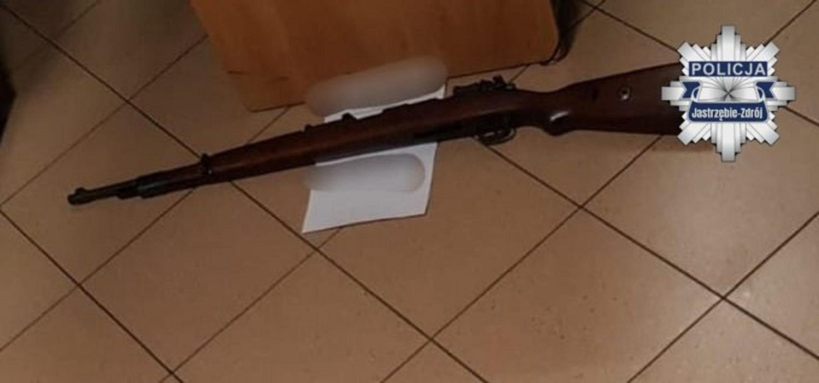 57-latek terroryzował ludzi w centrum miasta. W jego mieszkaniu znaleźli prawdziwy arsenał