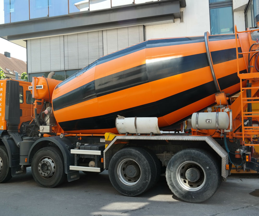 Kraków. Kierowca BMW wjechał w świeży beton na Moście Nowohuckim. Grozi mu kara więzienia