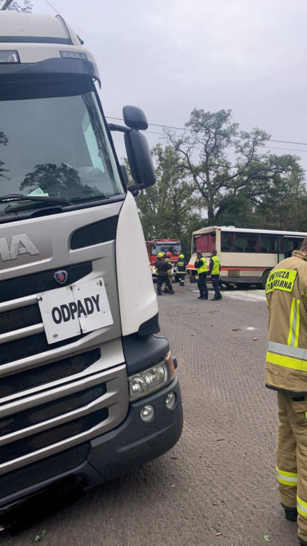 Siedliska. Ciężarówka wjechała w autobus szkolny. 5 dzieci w szpitalu