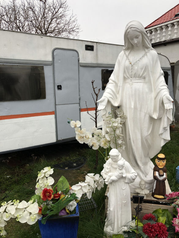 Don Vasyl pokazuje swój dom 