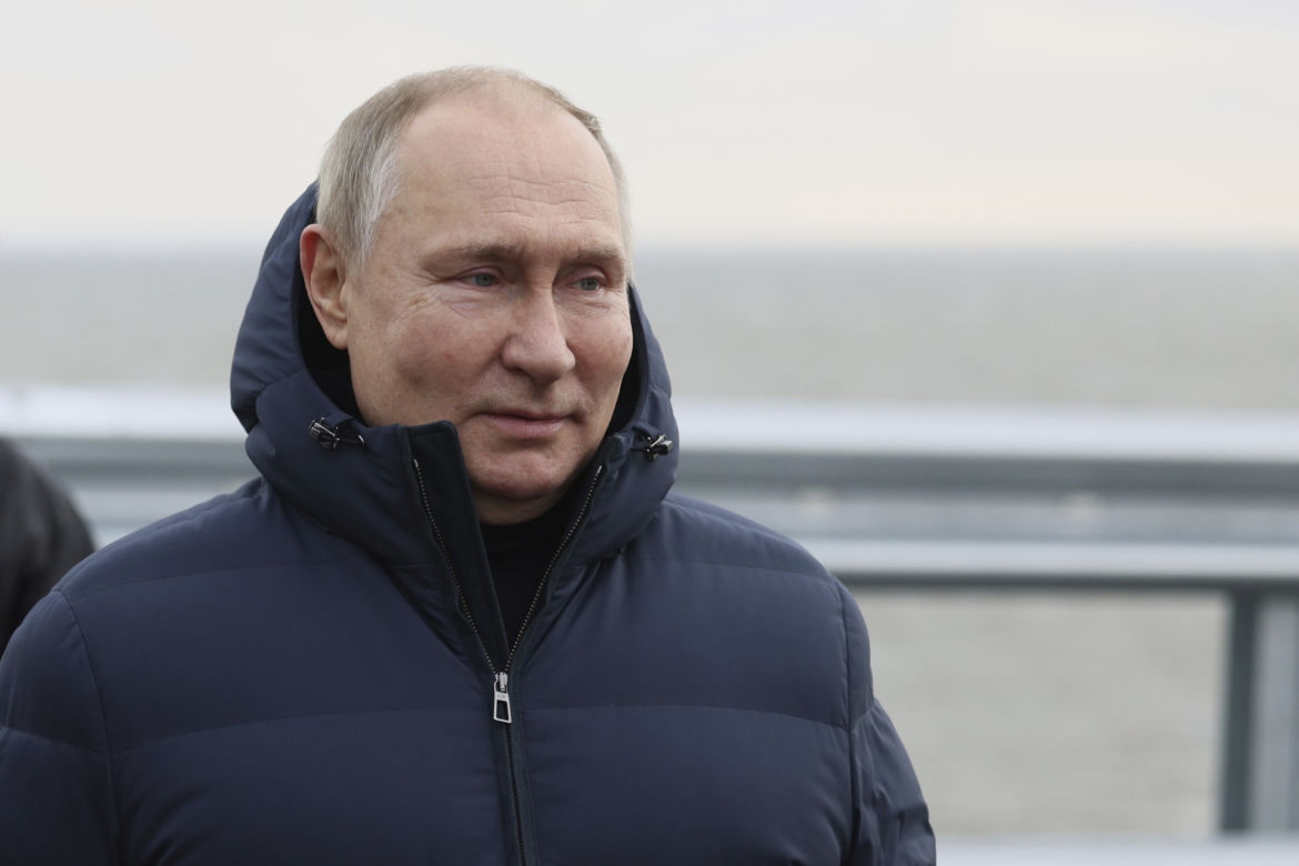 Putin wizytował most krymski? "Nie ma takich jaj, wysłał sobowtóra". Są dowody!