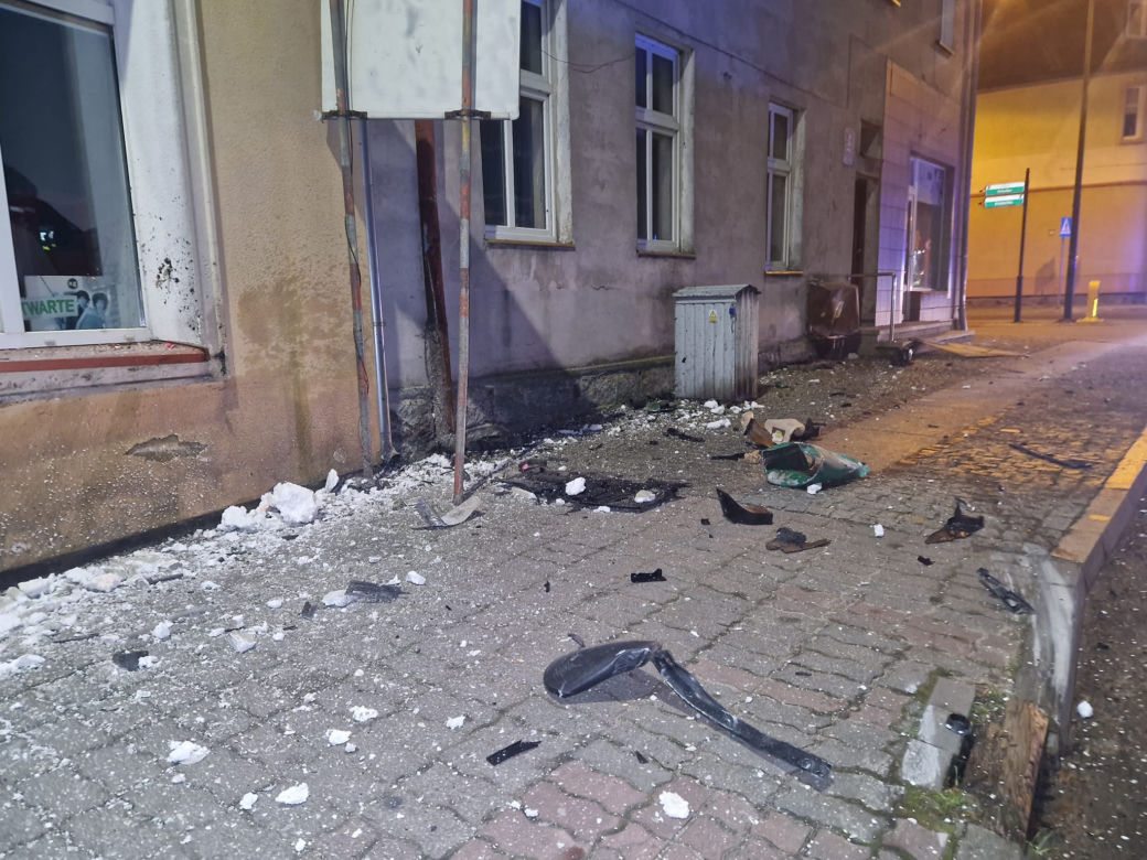 BMW wbiło się w budynek w Barwicach