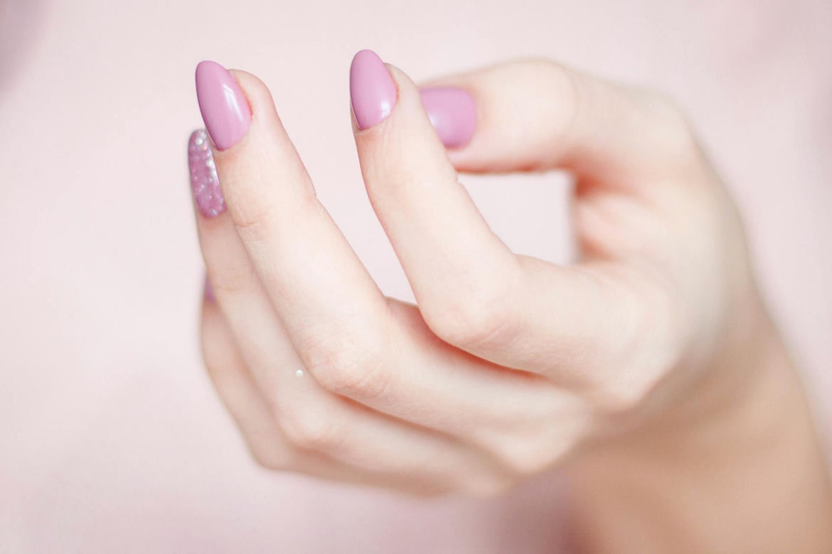 Szukasz idealnego manicure’u na lato? Te kolory pięknie podkreślą wakacyjną opaleniznę