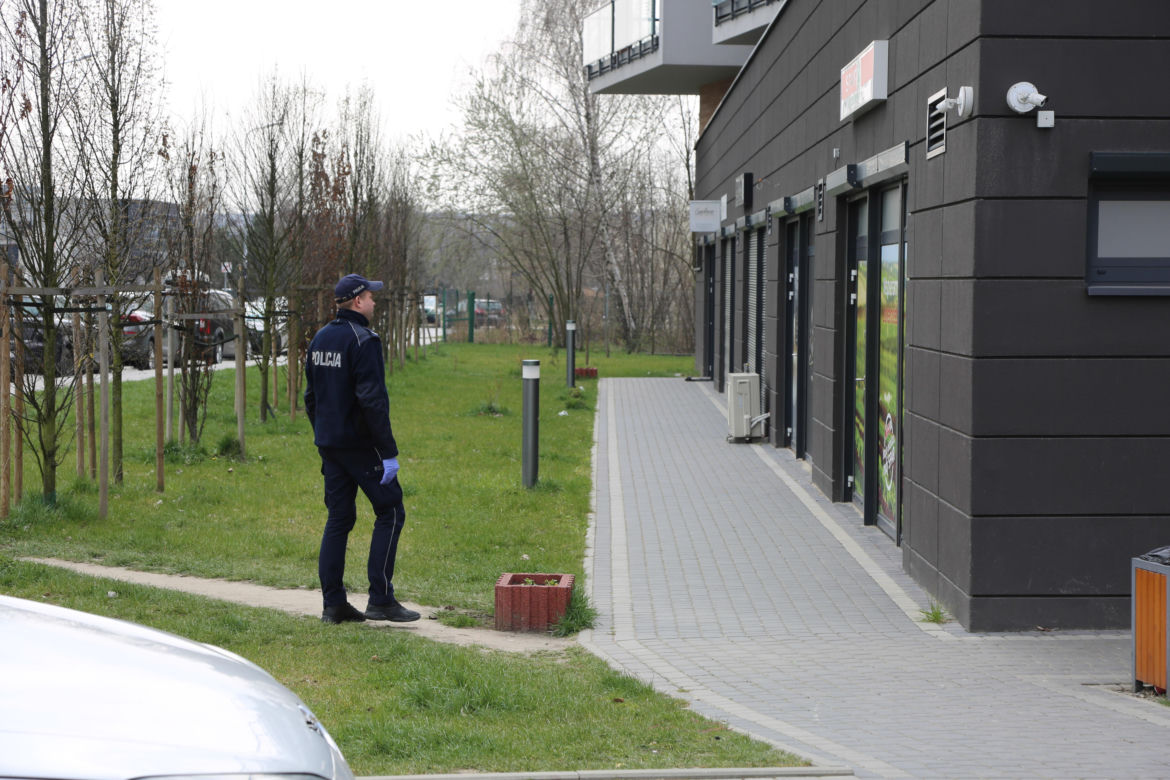 Policja i wojsko upominają i karają mieszkańców Krakowa