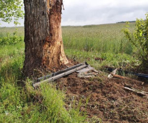 Kozłowo: Mercedes UDERZYŁ w drzewo! NIE ŻYJE 28-latek, który WYPADŁ z pojazdu!