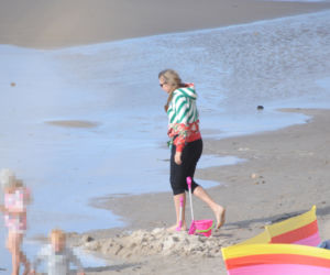 Anna Guzik z rodziną na plaży