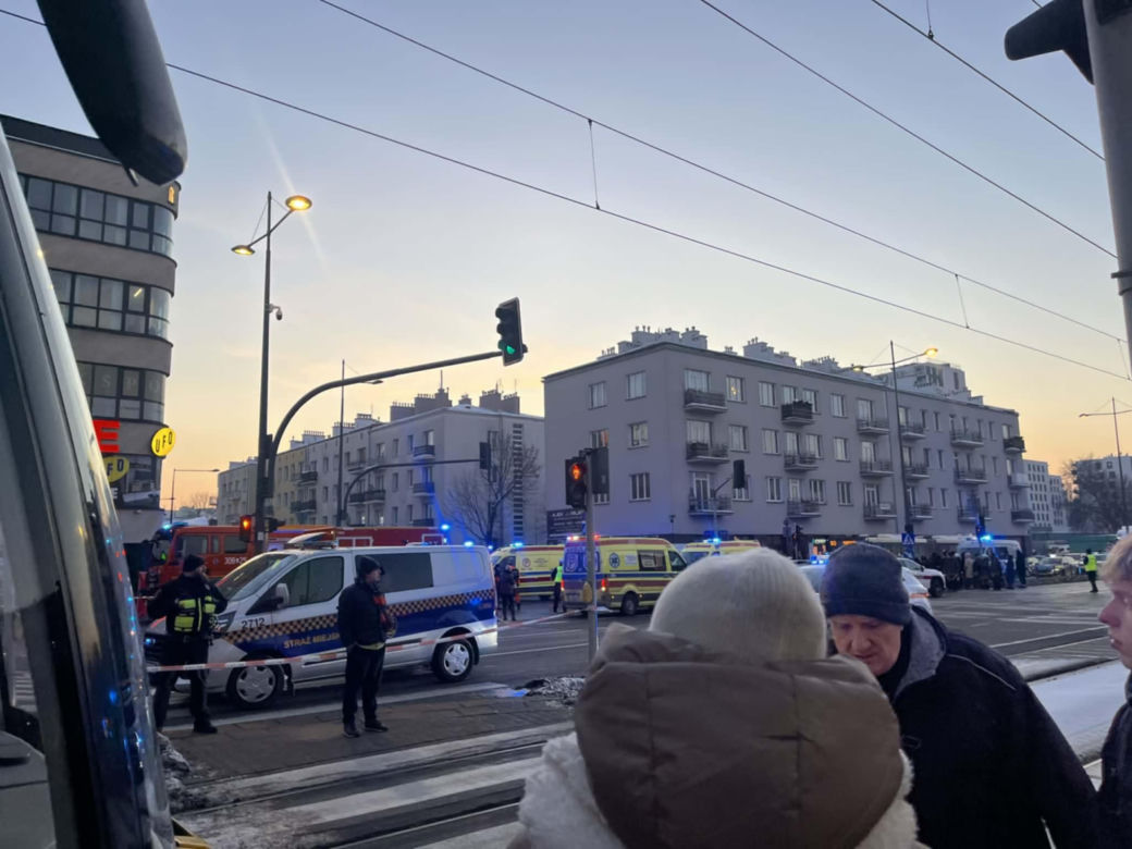 Śmigłowiec ratunkowy na placu Szembeka! Zderzenie samochodów, jeden z nich uderzył w kobietę i dziecko