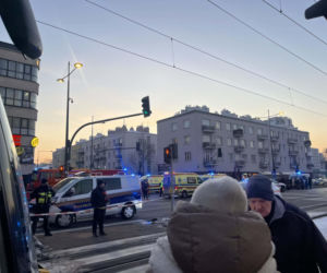 Śmigłowiec ratunkowy na placu Szembeka! Zderzenie samochodów, jeden z nich uderzył w kobietę i dziecko