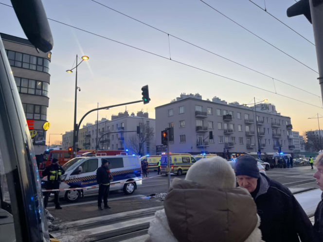 Śmigłowiec ratunkowy na placu Szembeka! Zderzenie samochodów, jeden z nich uderzył w kobietę i dziecko