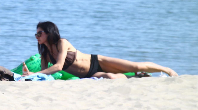 Marta Kaczyńska z mężem i synem na plaży