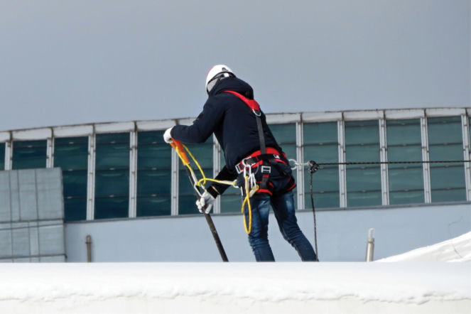 Obciążenie śniegiem dachów płaskich. Jak skutecznie odśnieżać dach płaski?