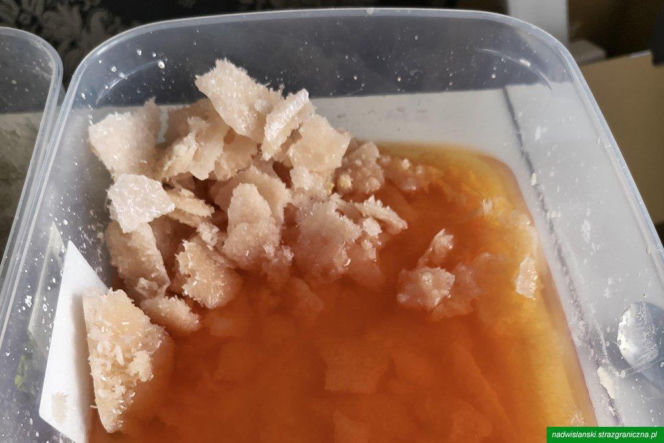 Laboratorium mefedronu w domu w Wawrze