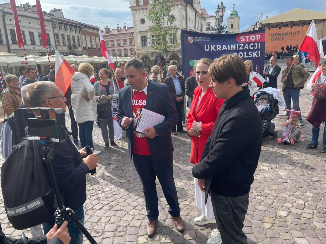 Anty-ukraińska pikieta na Rynku w Rzeszowie zagłuszona przez próby do koncertu Breakout Days	
