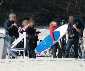 Maciej Musiał nad morzem z deską