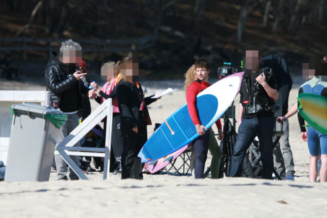 Maciej Musiał nad morzem z deską