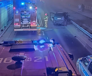 Wypadek w Iławie. 22-letni kierowca ROZBIŁ MERCEDESA. O mały włos nie zginął [ZDJĘCIA]